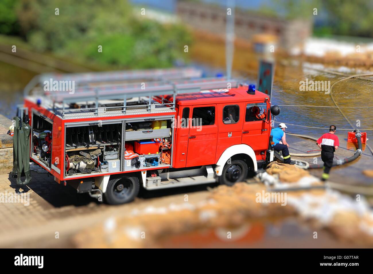 Les pompiers en action au cours d'eau élevé dans Magdeb Banque D'Images