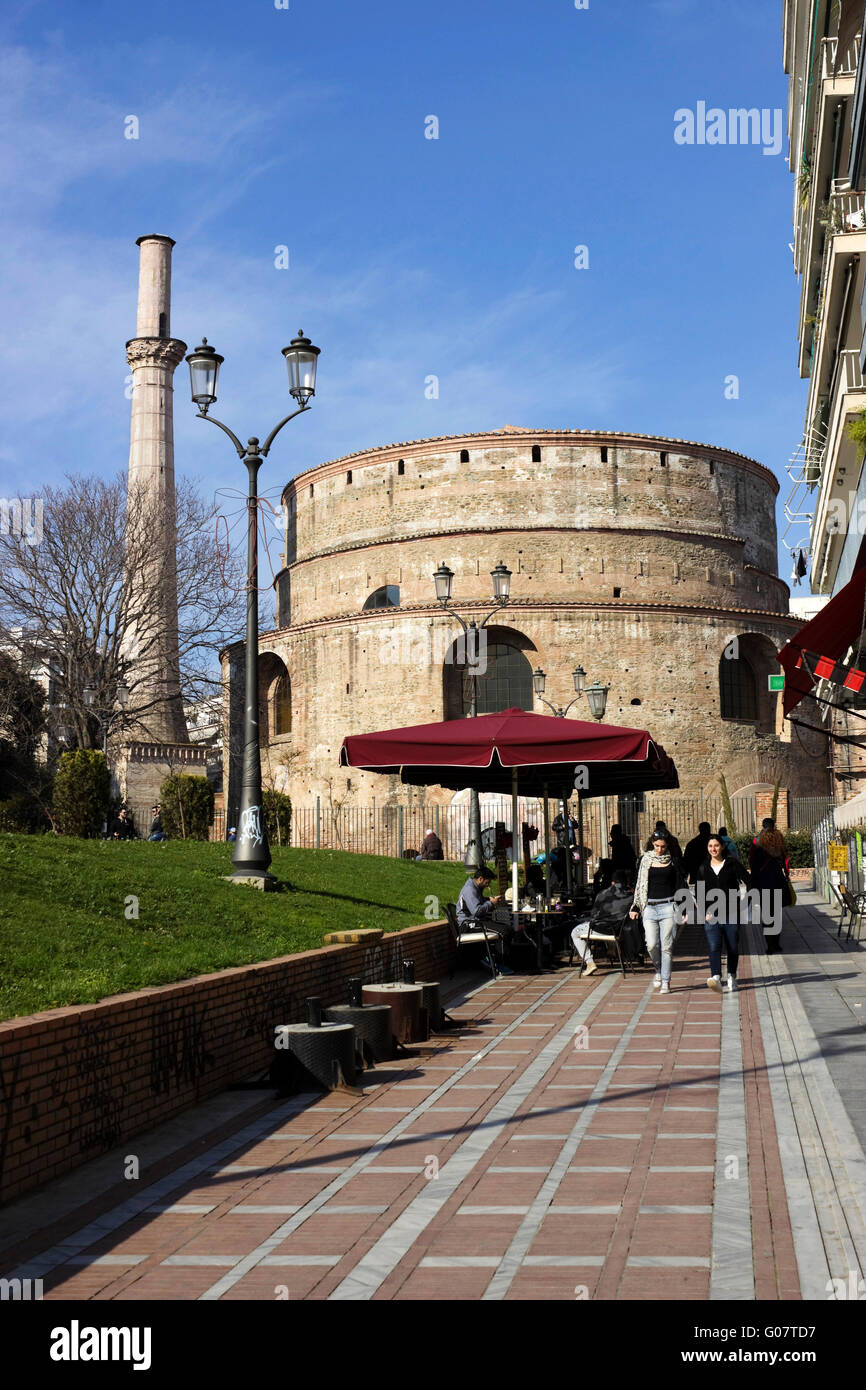 La Rotonde monument religieux monument avec son minaret post ajouté (à gauche) sur Gounari passerelle Str. et étudiant caffes. Thessaloniki Banque D'Images