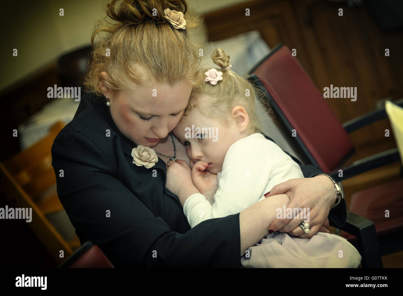 Une mère tenant sa petite fille dans ses bras pro Banque D'Images