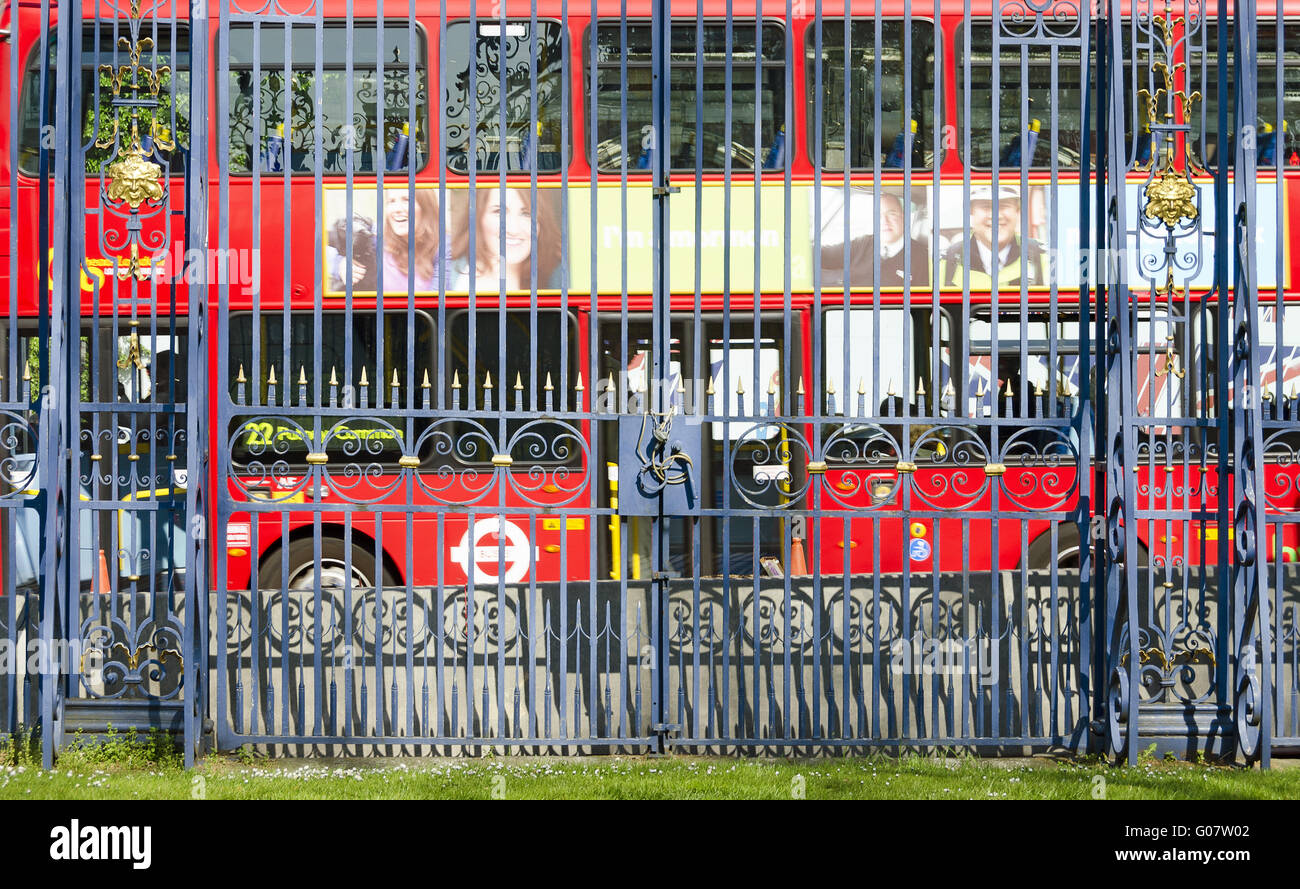 Double-decker bus derrière fermé porte en fer forgé Banque D'Images