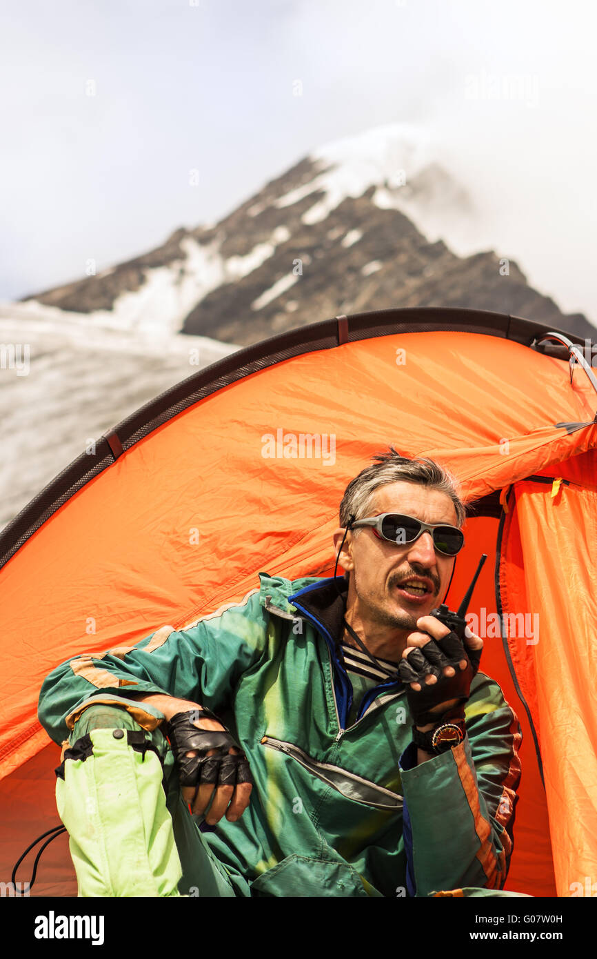 Le sauveteur en montagne les pourparlers sur l'émetteur-récepteur de poche Banque D'Images