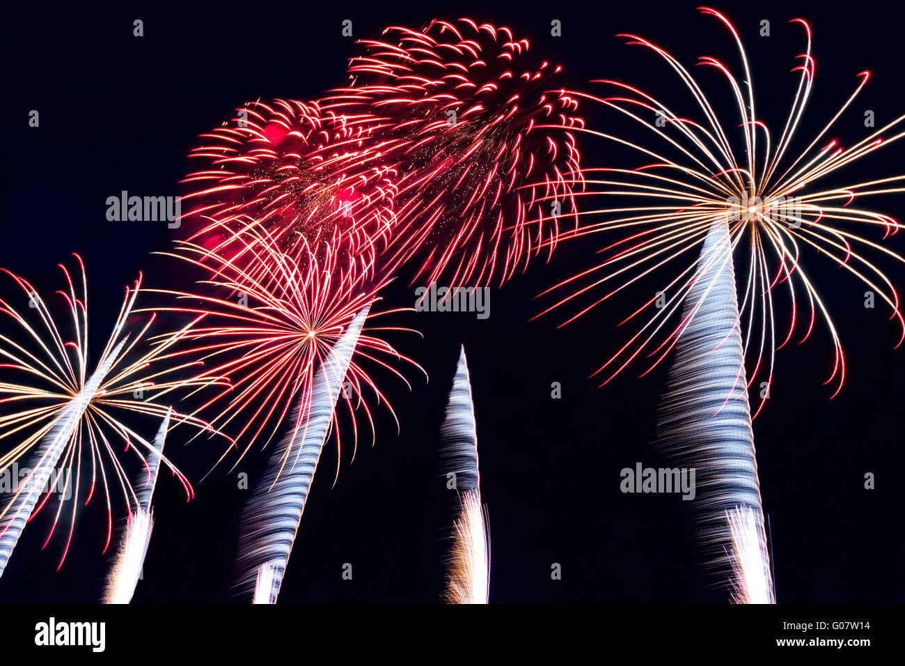 D'artifice de couleurs sur le fond de ciel noir Banque D'Images