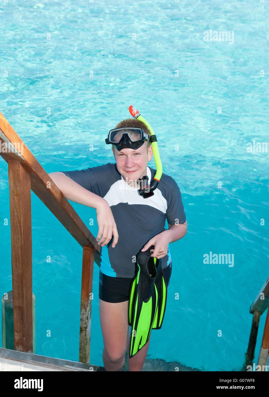 Adolescent avec palmes, masque et tube, à l'océan. Banque D'Images