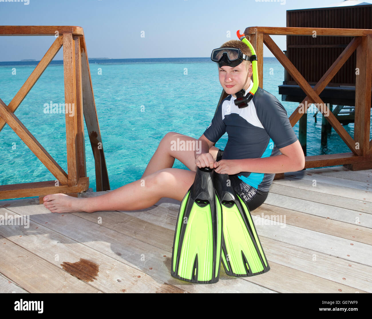Adolescent avec palmes, masque et tube, à l'océan. Banque D'Images