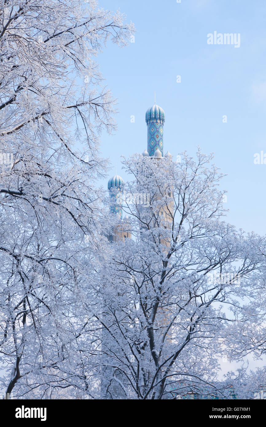 Les minarets à St.-Petersburg contre les arbres d'hiver Banque D'Images