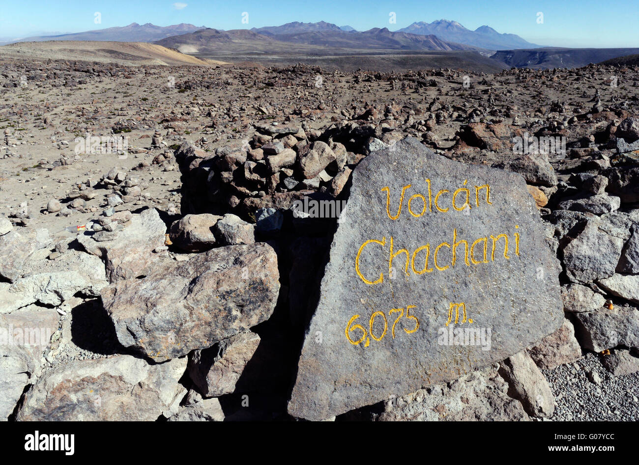 Une plaque pour le volcan Chachani au Mirador de los Andes Patapampa Pass, Pérou Banque D'Images