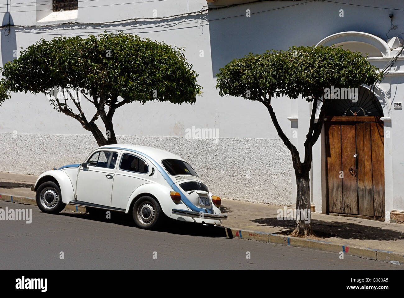 Une Coccinelle garée dans une rue en Bolivie Banque D'Images