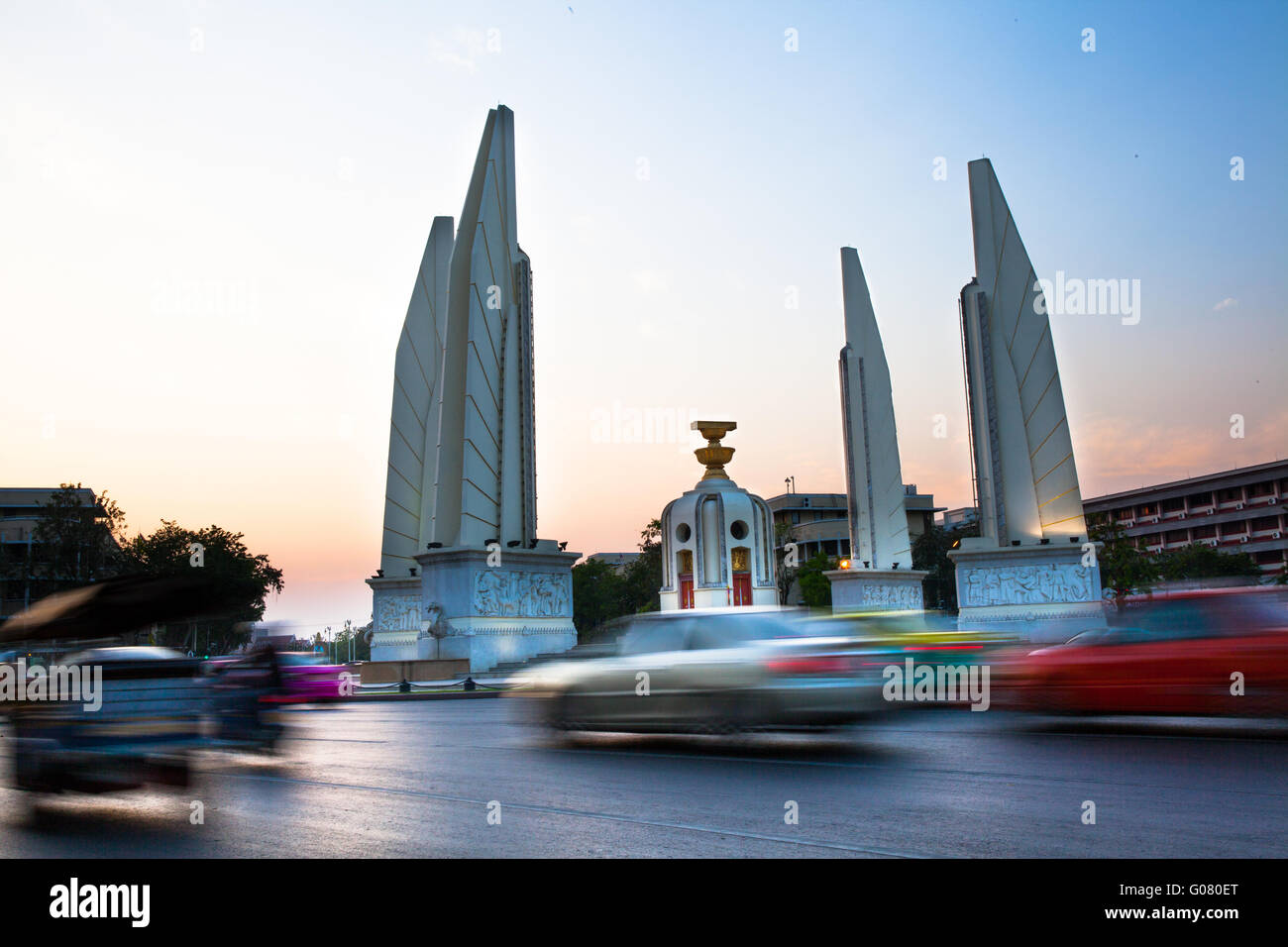 Coucher du soleil au crépuscule de la démocratie monument situé à Bangkok, Thaïlande Banque D'Images