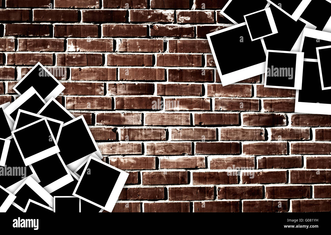Instant photos vide sur fond de mur de briques grunge Banque D'Images