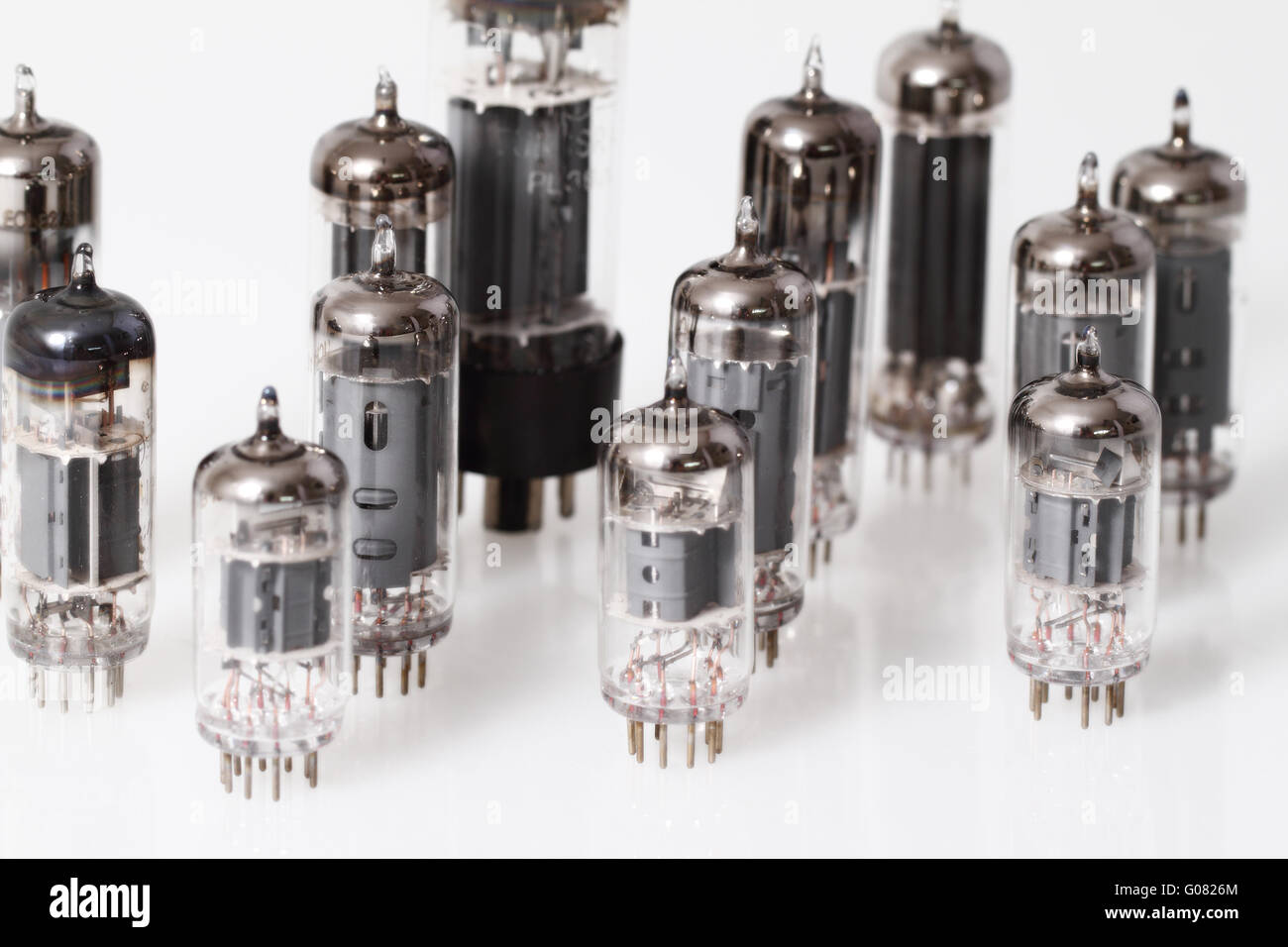 Tubes à vide en verre radio. Image isolé sur fond blanc Banque D'Images