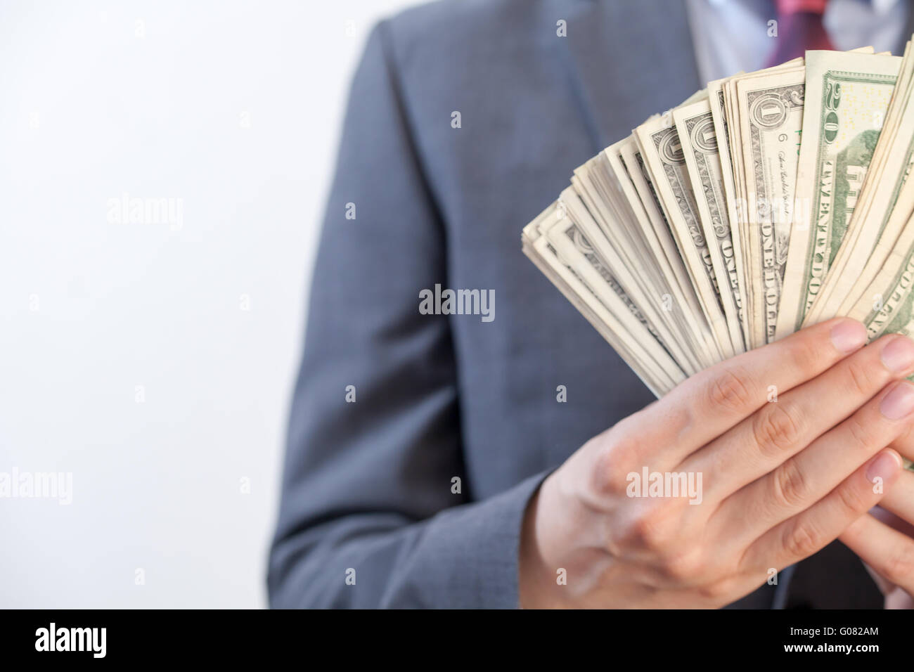 Businessman holding bank notes en blanc fond isolé avec copyspace Banque D'Images
