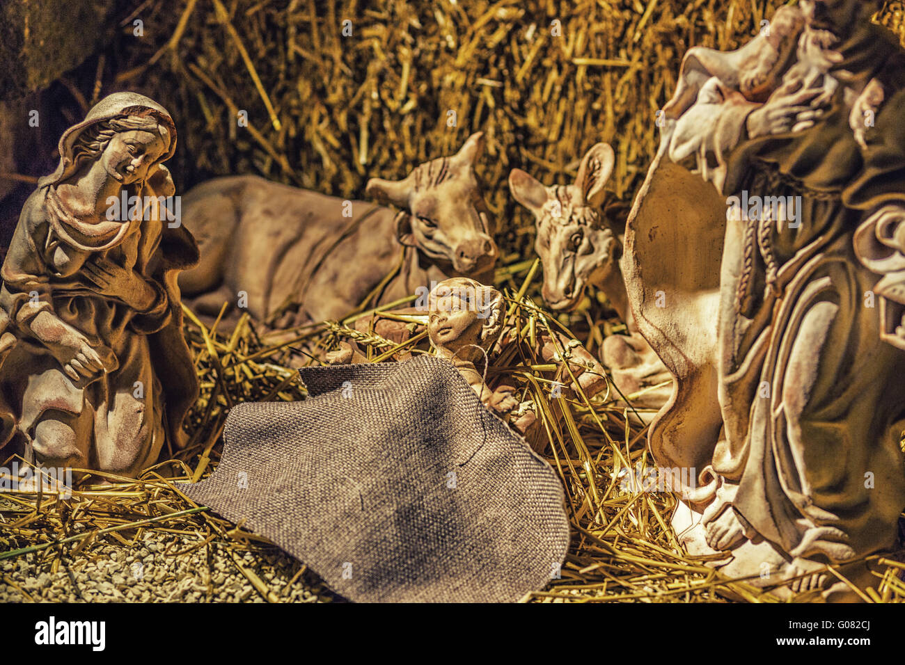 Crèche De Noël De L'enfant Jésus Dans La Crèche Avec Saint Joseph, La Vierge Marie, Le Boeuf Et L Ane 130463801