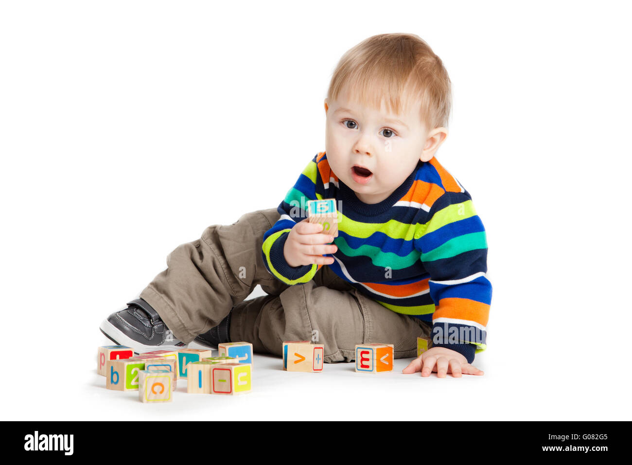 Bébé jouant avec des cubes en bois avec des lettres. W Banque D'Images