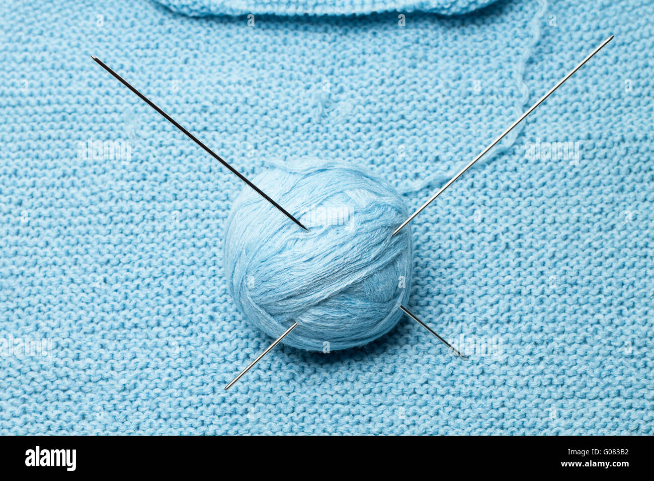 Pelote de laine bleu avec des aiguilles à tricoter en acier Banque D'Images
