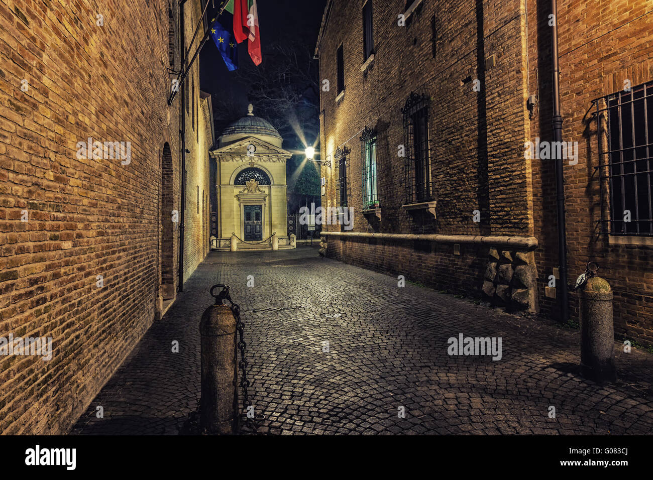 Les rues pavées de la ville byzantine de Ravenne, en Italie pendant la nuit Banque D'Images