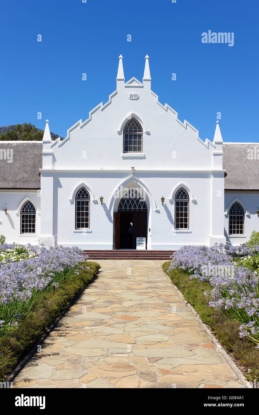 Église blanche à Franschhoek en face de ciel bleu Banque D'Images