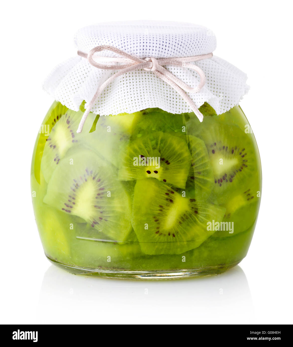 Confiture de kiwi exotiques avec des tranches isolated on white Banque D'Images