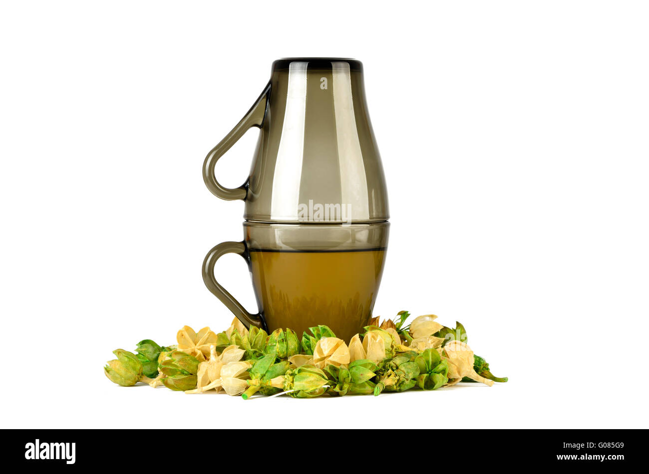 Image miroir de deux tasses avec fleurs sèches Banque D'Images