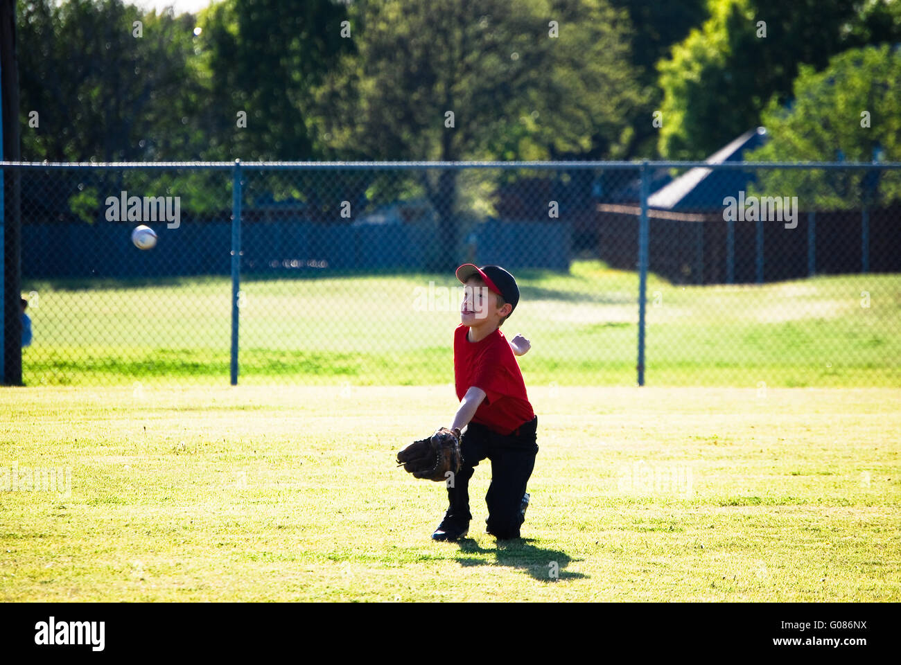 Garçon baseball balle pour la plongée. Banque D'Images