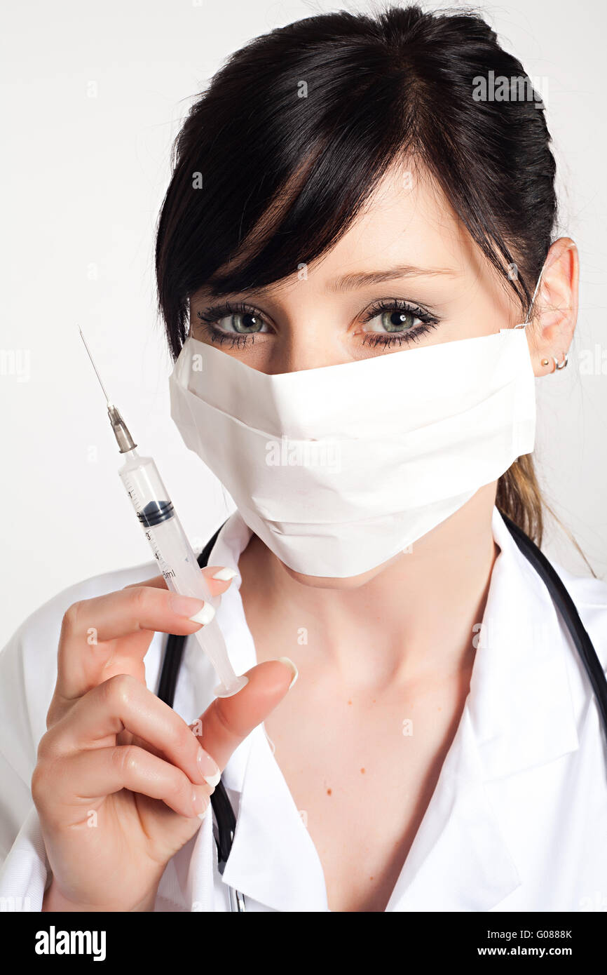 Portrait de femme médecin avec une seringue, isolé sur fond blanc Banque D'Images