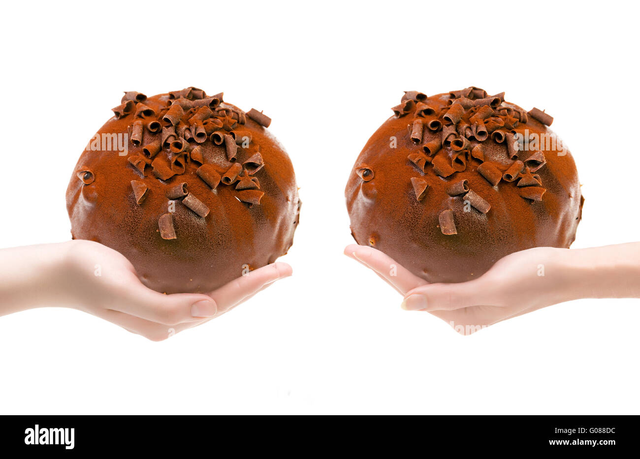 Deux mains avec une tarte au chocolat sont étirées towar Banque D'Images