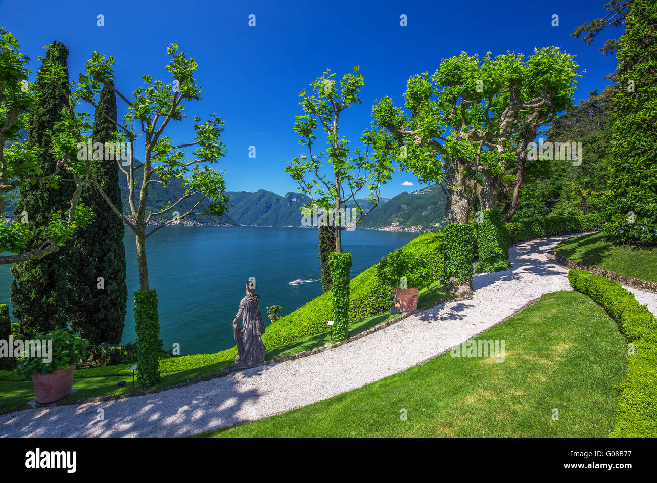 Belle vue sur le lac de Côme et les Alpes de la Villa Balbianello, Italie. Villa a été utilisé pour le tournage de Star Wars et James Bond Banque D'Images