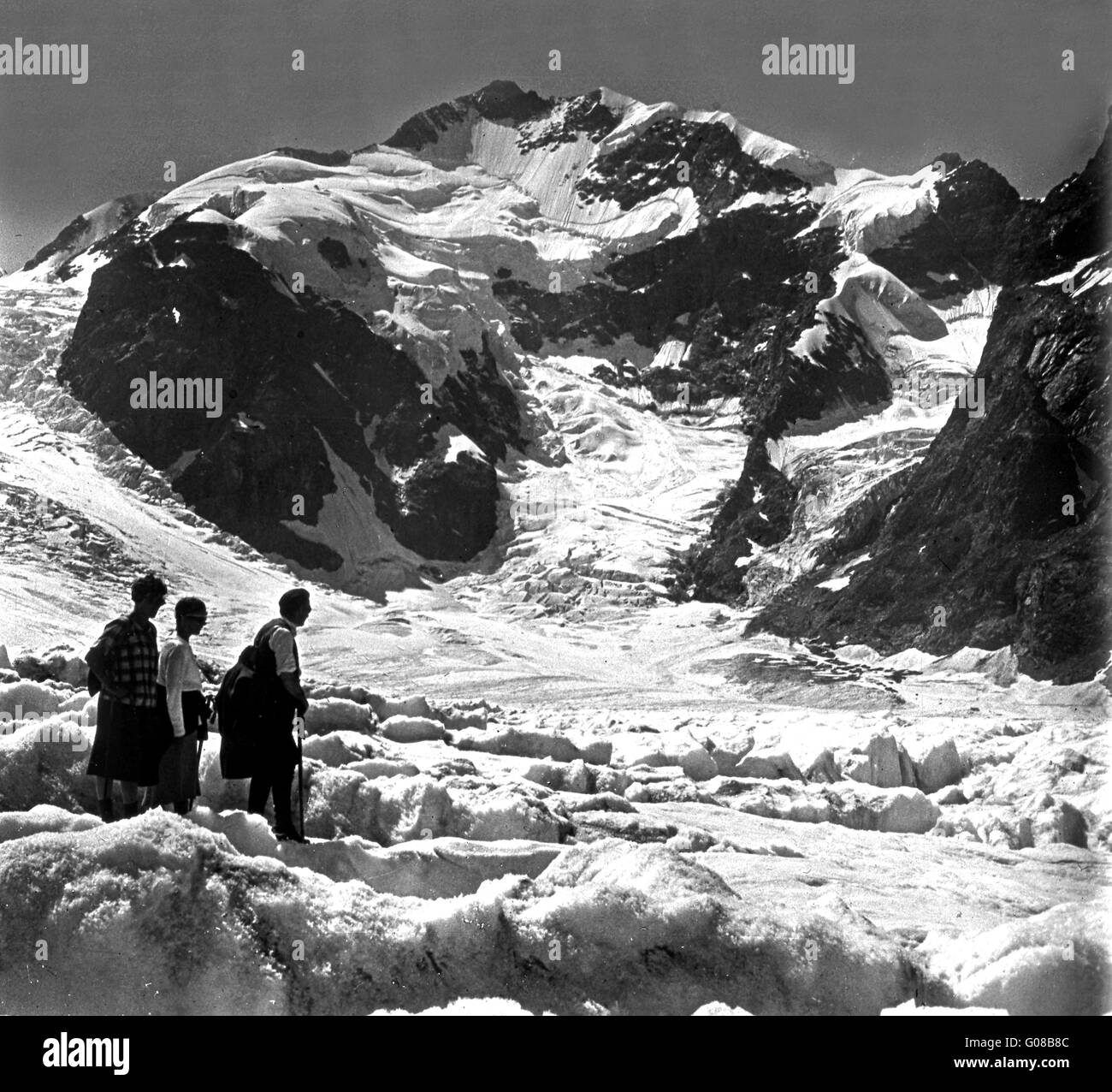Les marcheurs de la randonnée sur le Glacier Morteratsch dans la gamme Bernina des Alpes en Suisse 1924 BŸndner Banque D'Images