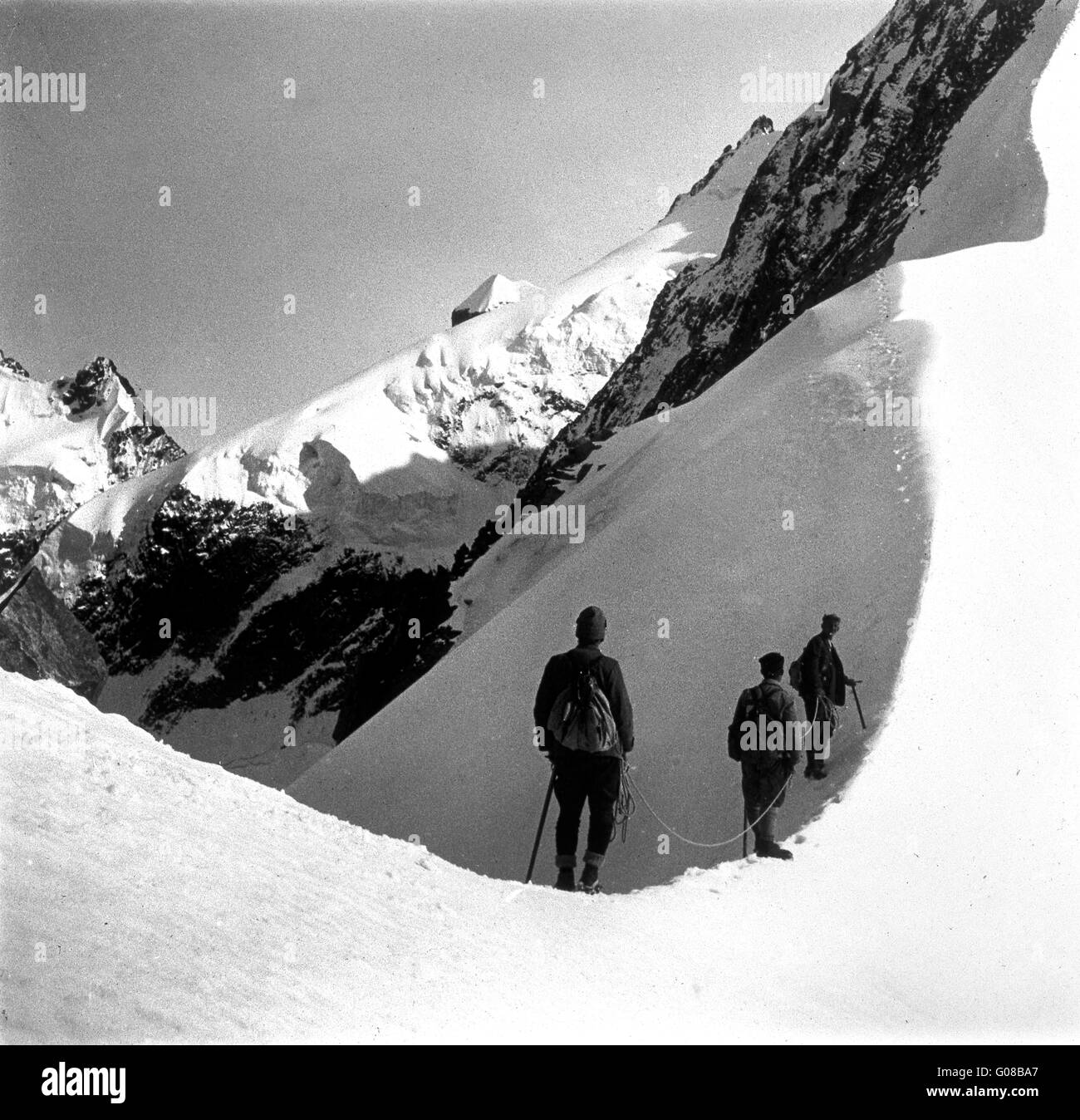 La Randonnée Les randonneurs alpinistes Bianco Grat dans la gamme Bernina Suisse 1920 Banque D'Images