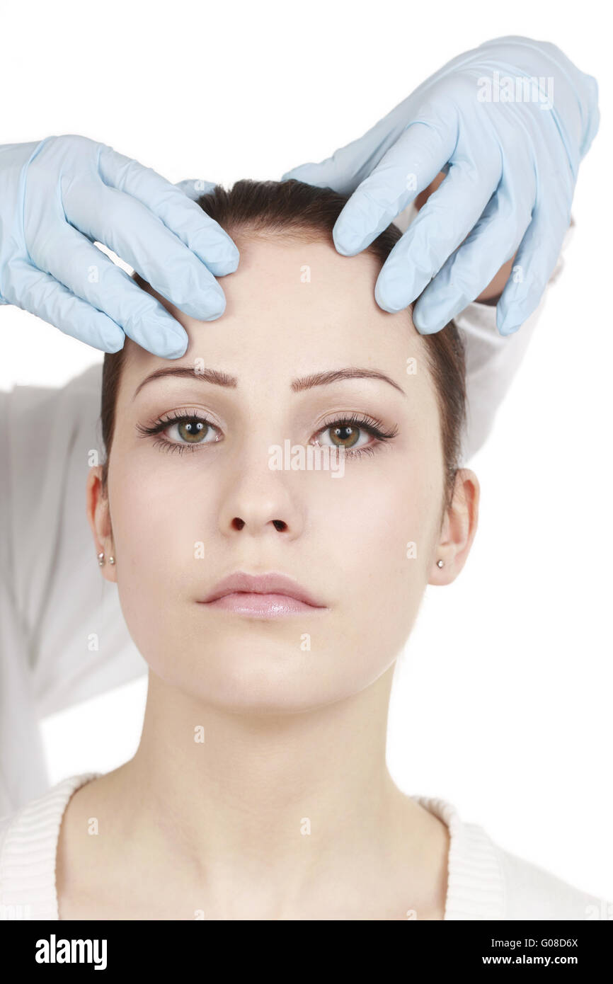 L'examen de la région du visage avant le traitement avec la toxine botulique Banque D'Images