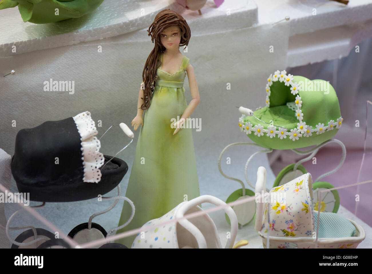 Femme Maman Avec Bebe Decoration Gateau Comestible Pram Au Gateau International Les Sugarcraft Decoration De Gateaux Patisseries Et Show A Londres Photo Stock Alamy