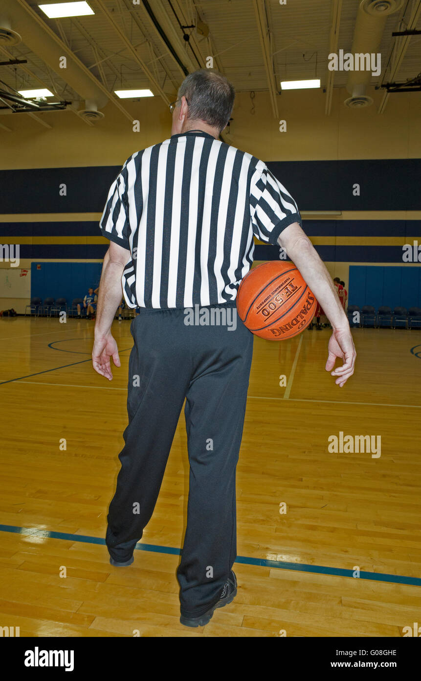 Arbitre holding ball sous son bras en attente de jeu de basket-ball de  démarrer. St Paul Minnesota MN USA Photo Stock - Alamy