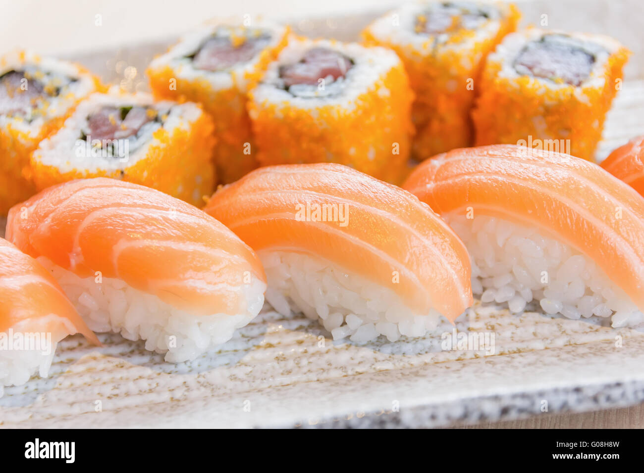 Sushis faits maison avec du saumon, du fromage à la crème Philadelphia, omelette Japonaise, concombre et wasabi. selective focus Banque D'Images