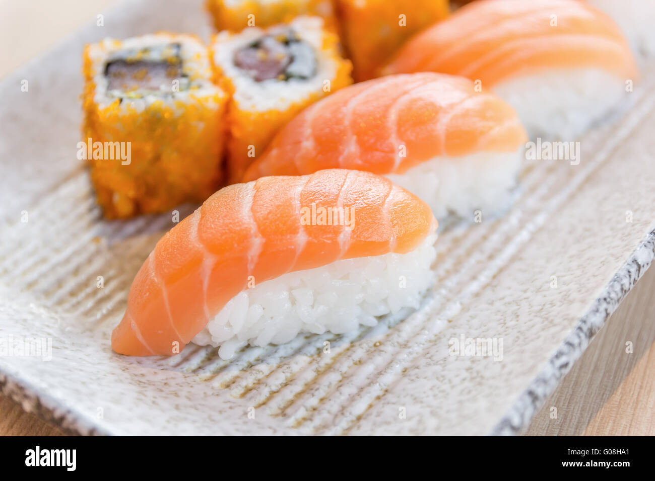 Sushis faits maison avec du saumon, du fromage à la crème Philadelphia, omelette Japonaise, concombre et wasabi. selective focus Banque D'Images