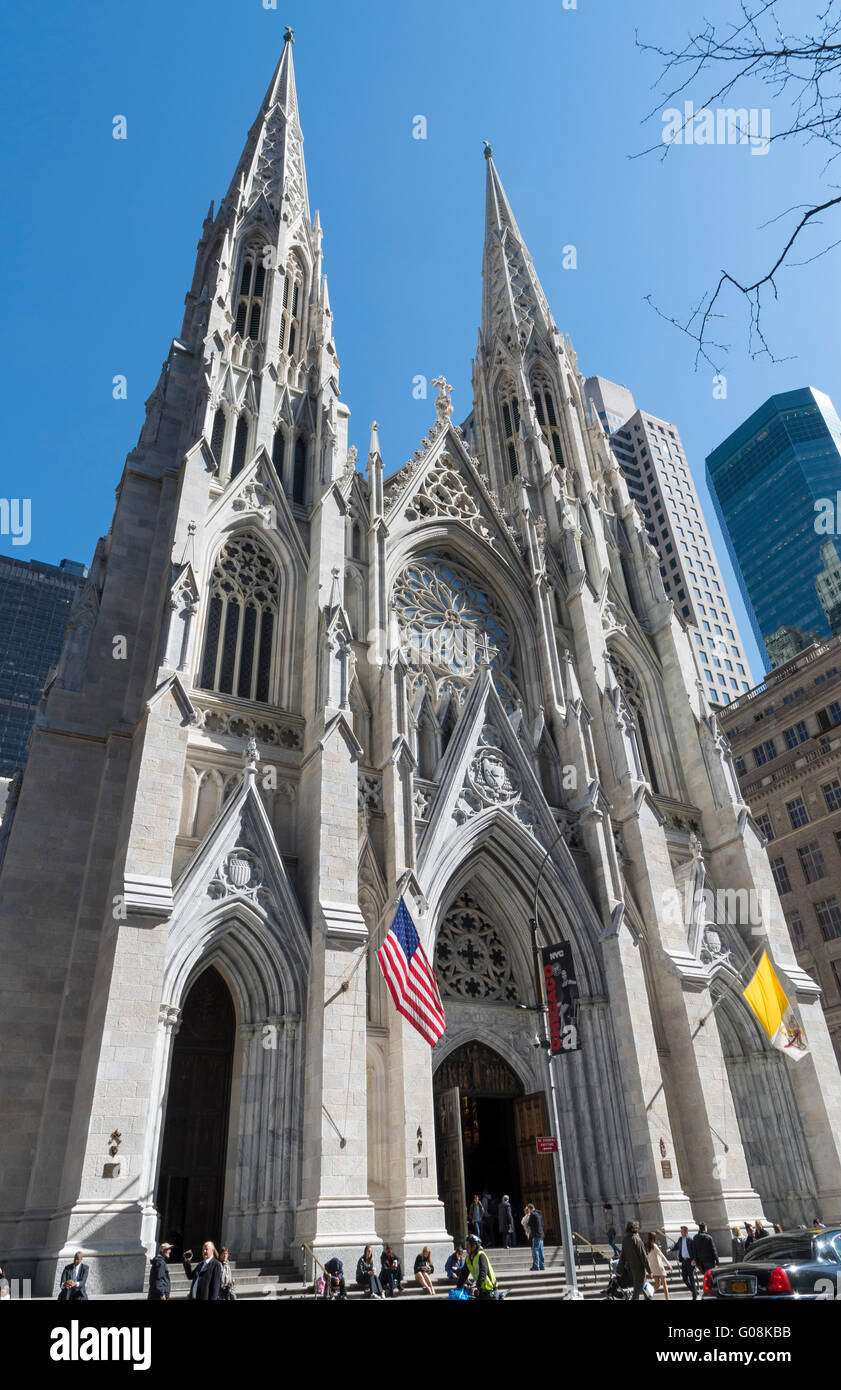 L'extérieur de l'avant de la Cathédrale St Patrick sur la Cinquième Avenue, Manhattan, New York City avec façade ornementale et ses flèches Banque D'Images