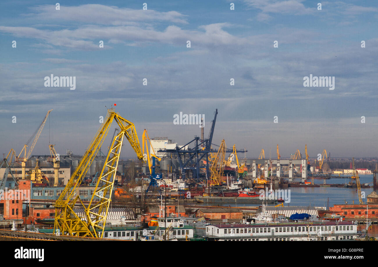 Grue de chargement du navire, et séchoir à grains à port Odessa Banque D'Images