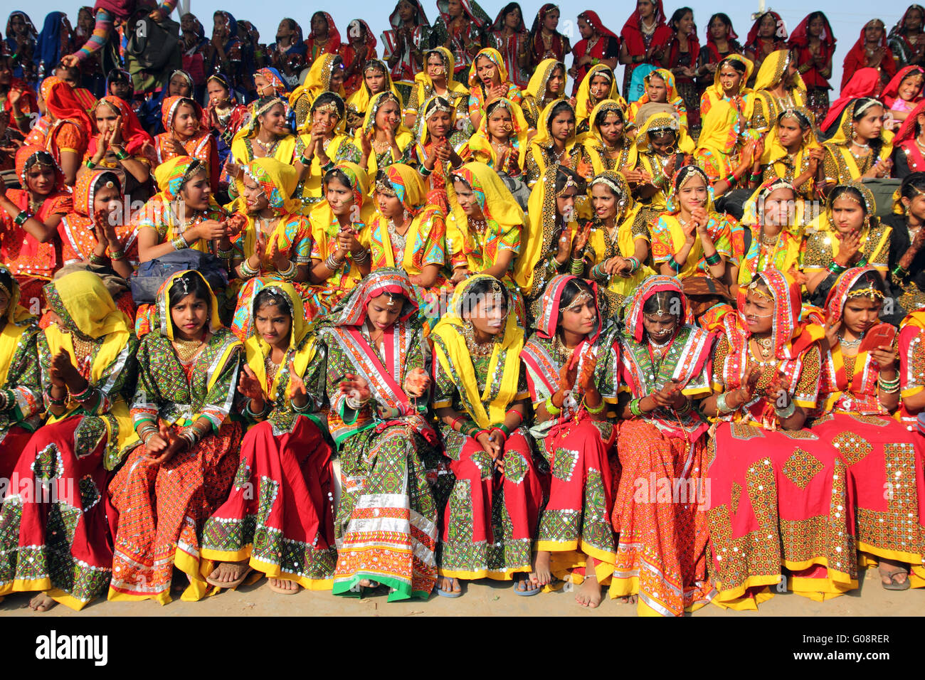 Grand groupe de filles indiennes dans une tenue ethnique coloré Banque D'Images