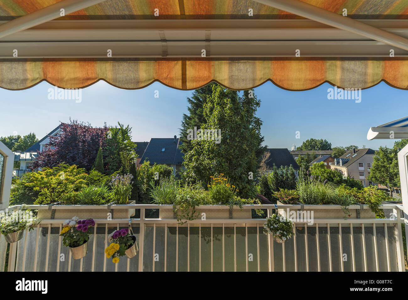 Balcon avec auvent et de balcon fleurs sur un été Banque D'Images