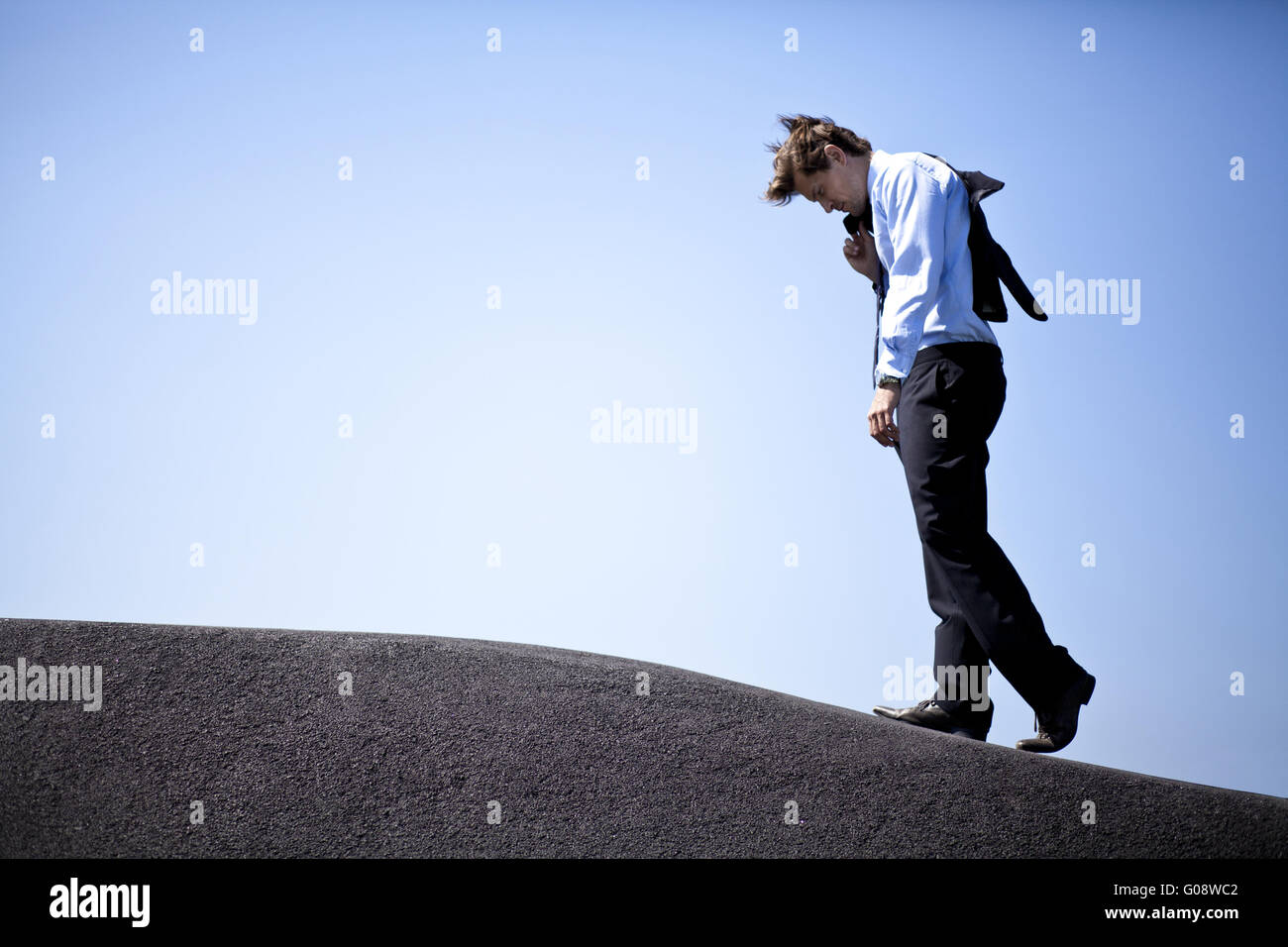 Businessman climbing a hill Banque D'Images