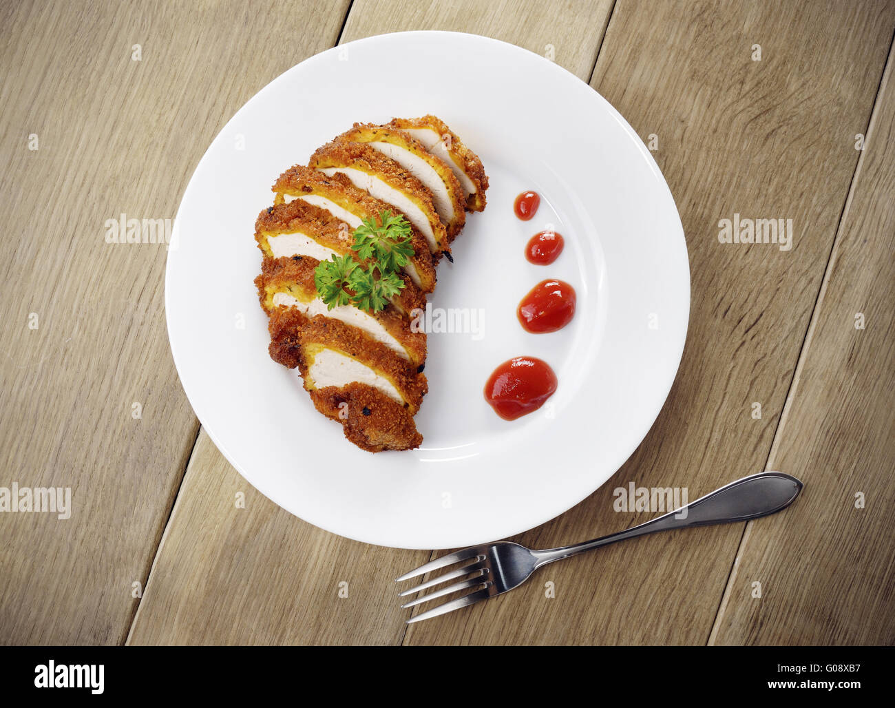 Nuggets de poulet frit sur la plaque sur la table en bois Banque D'Images
