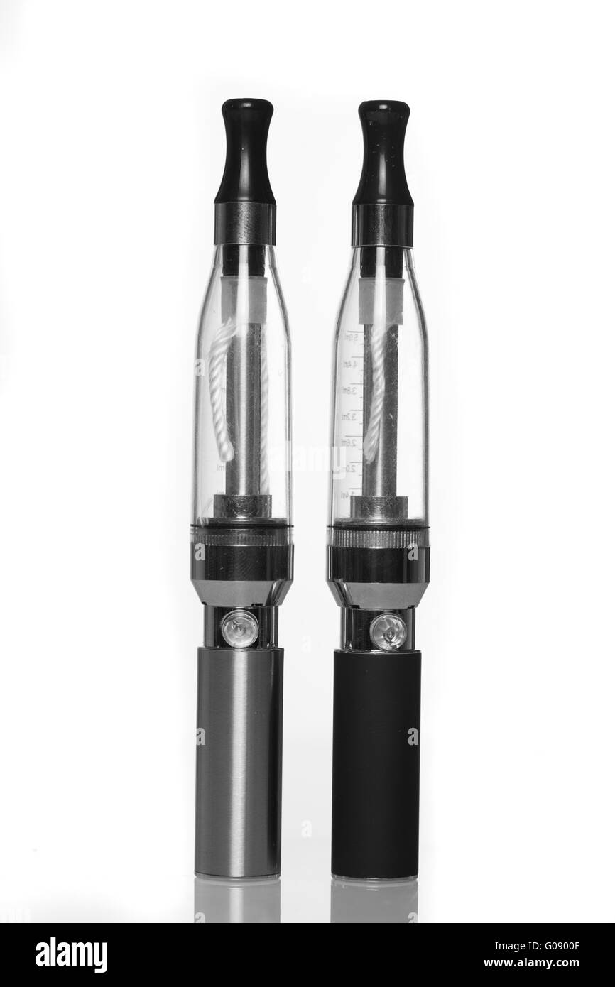 elfbar nachfüll pod läuft aus E-shisha , electronic cigarettes isolated on white Photo Stock