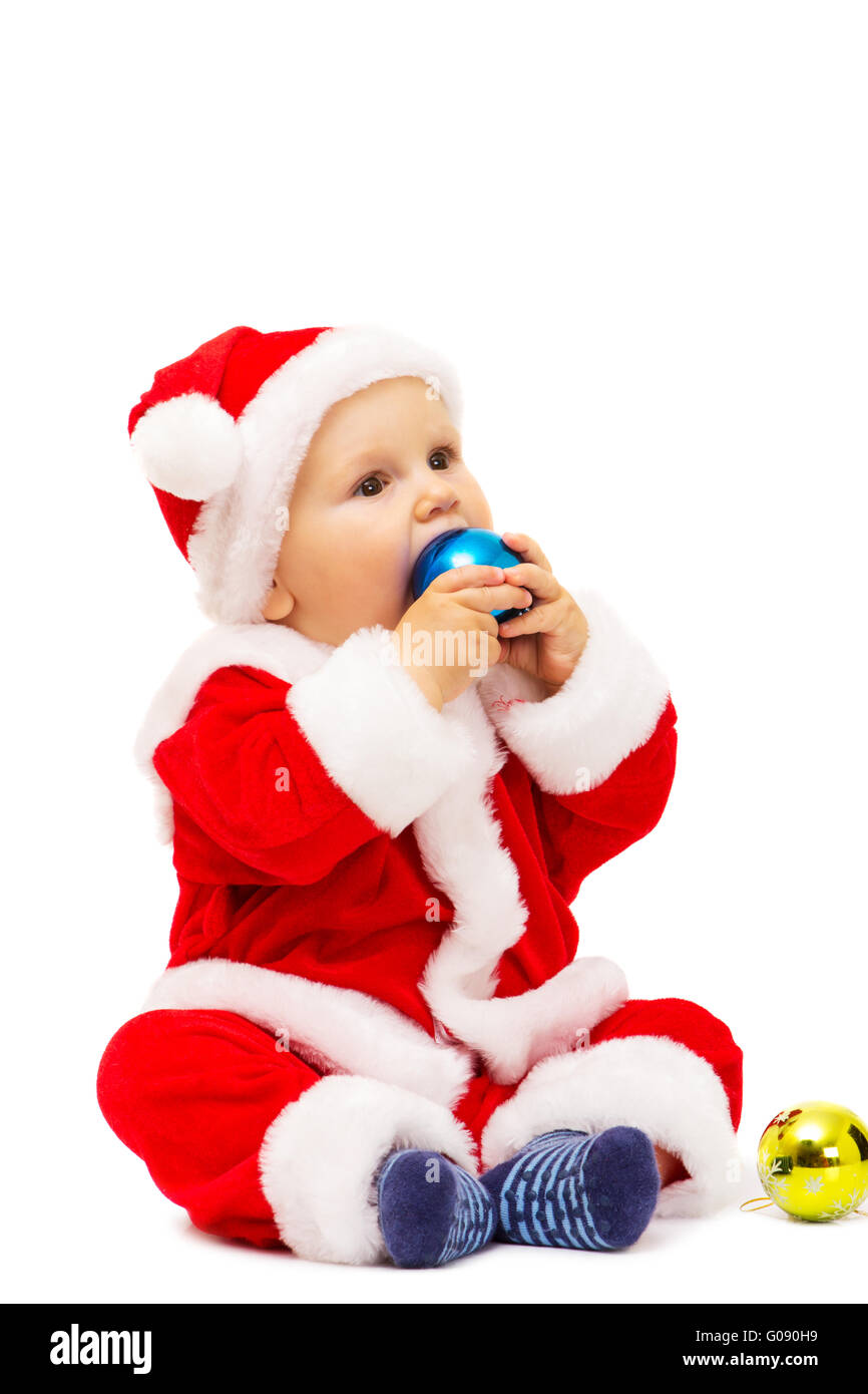 Petit Père Noël avec des jouets et des sphères en mains Banque D'Images