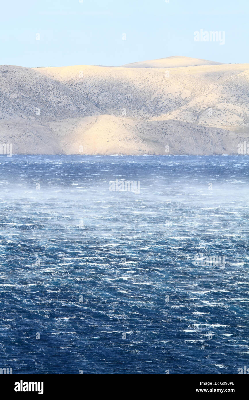 Mer Déchaînée avec des vents violents et des vagues furieuses Banque D'Images
