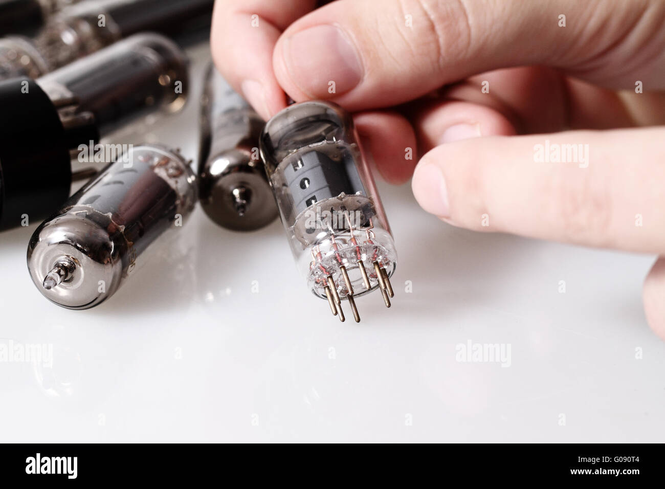 Tubes à vide en verre radio. Image isolé sur fond blanc Banque D'Images