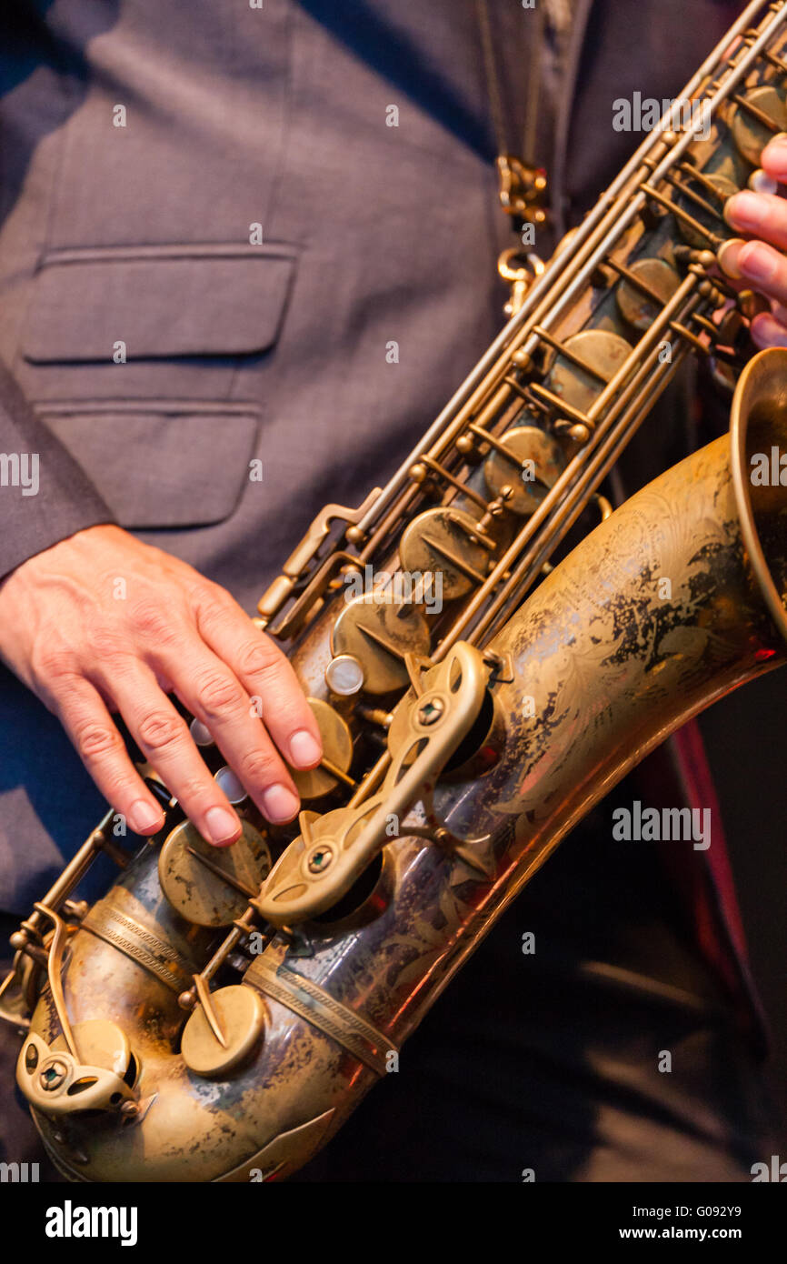 Homme jouant un saxophone ténor Banque D'Images
