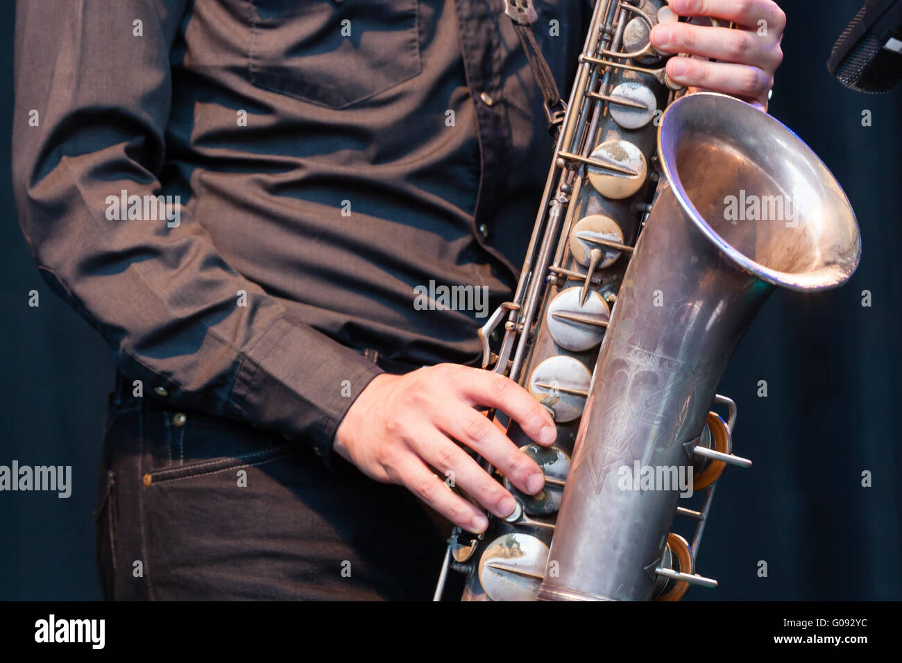 La lecture d'un saxophone ténor saxophoniste Banque D'Images