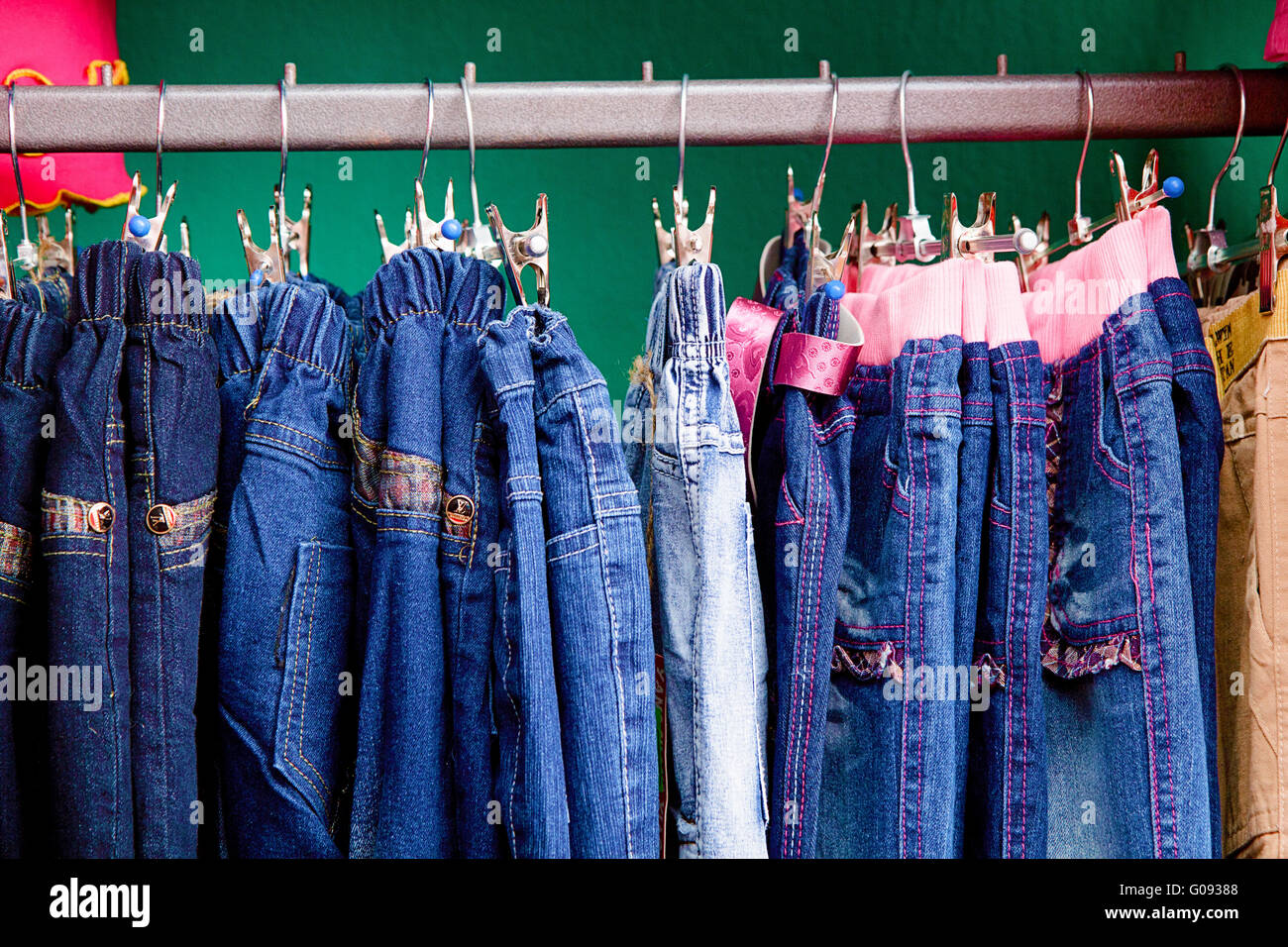 Pantalon en jean sur un cintre pour enfants dans le magasin Photo Stock -  Alamy