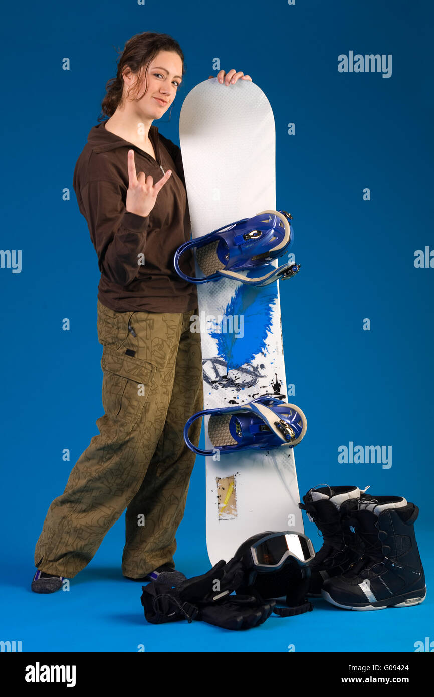 Femme aux longs cheveux bouclés donnant un pendre Banque D'Images