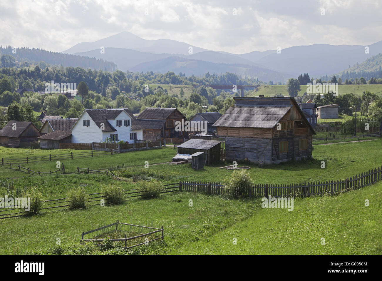 Village de l'Est de montagnes des Carpates - mode de vie traditionnel Banque D'Images