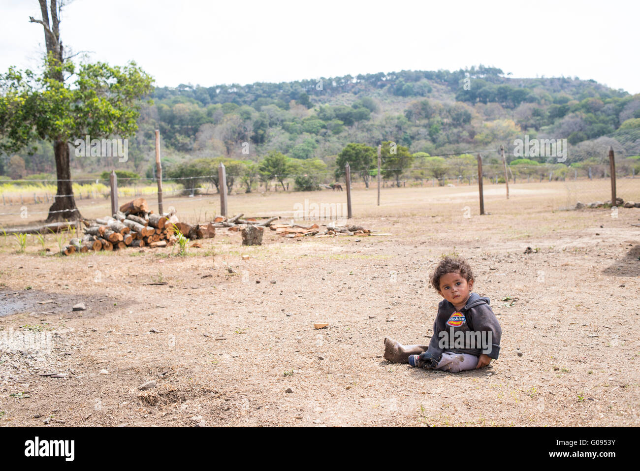 L'enfant assis dans une cour au Nicaragua Banque D'Images
