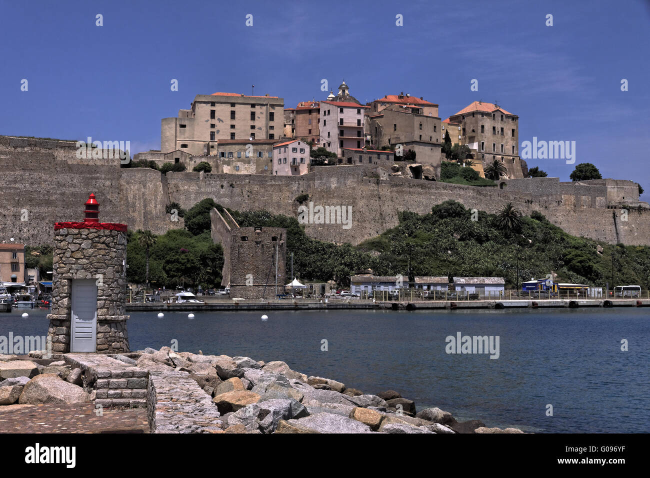 Port de Calvi, avec phare et la Citadelle, Corse Banque D'Images